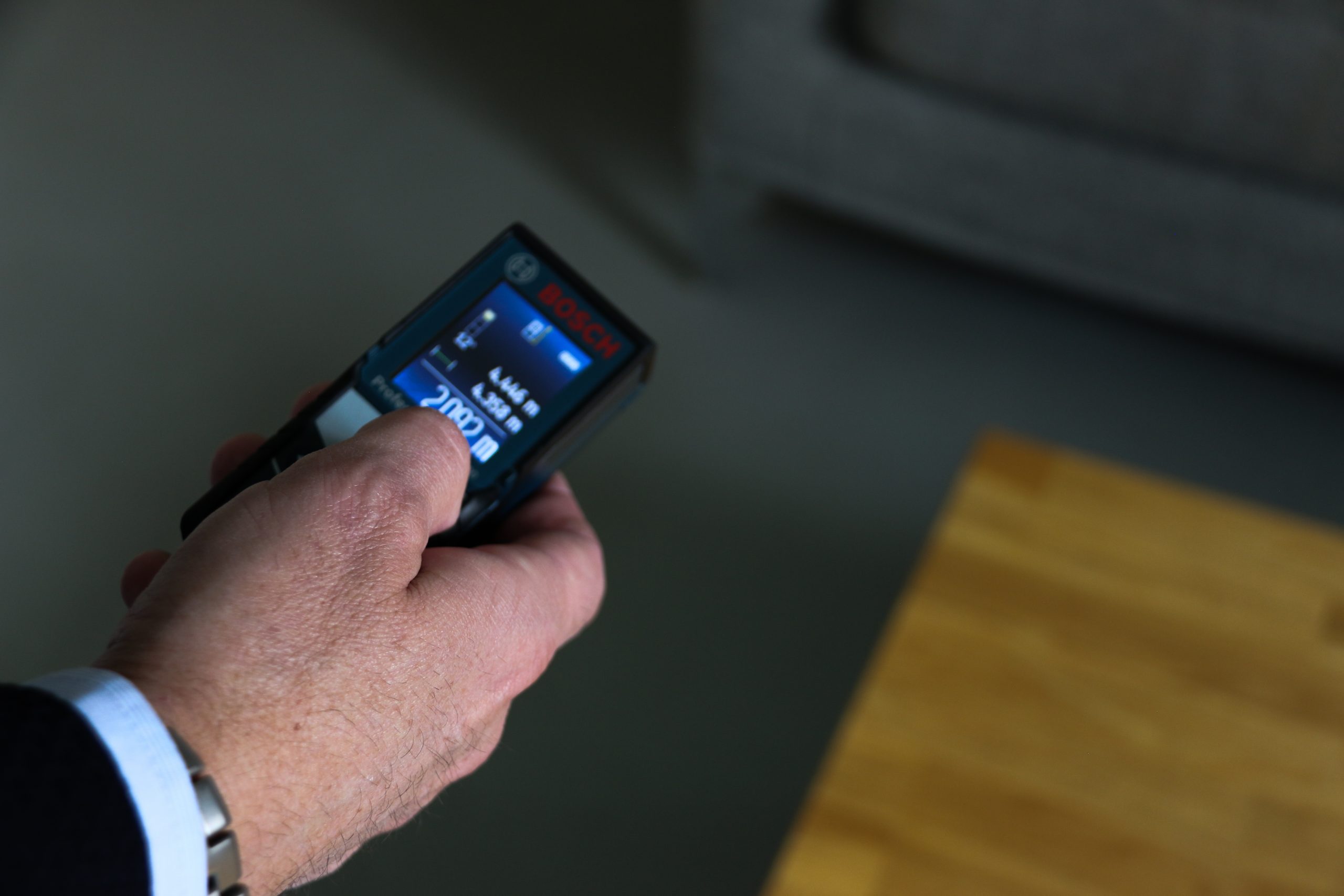 Expert bâtiment qui analyse un bâtiment