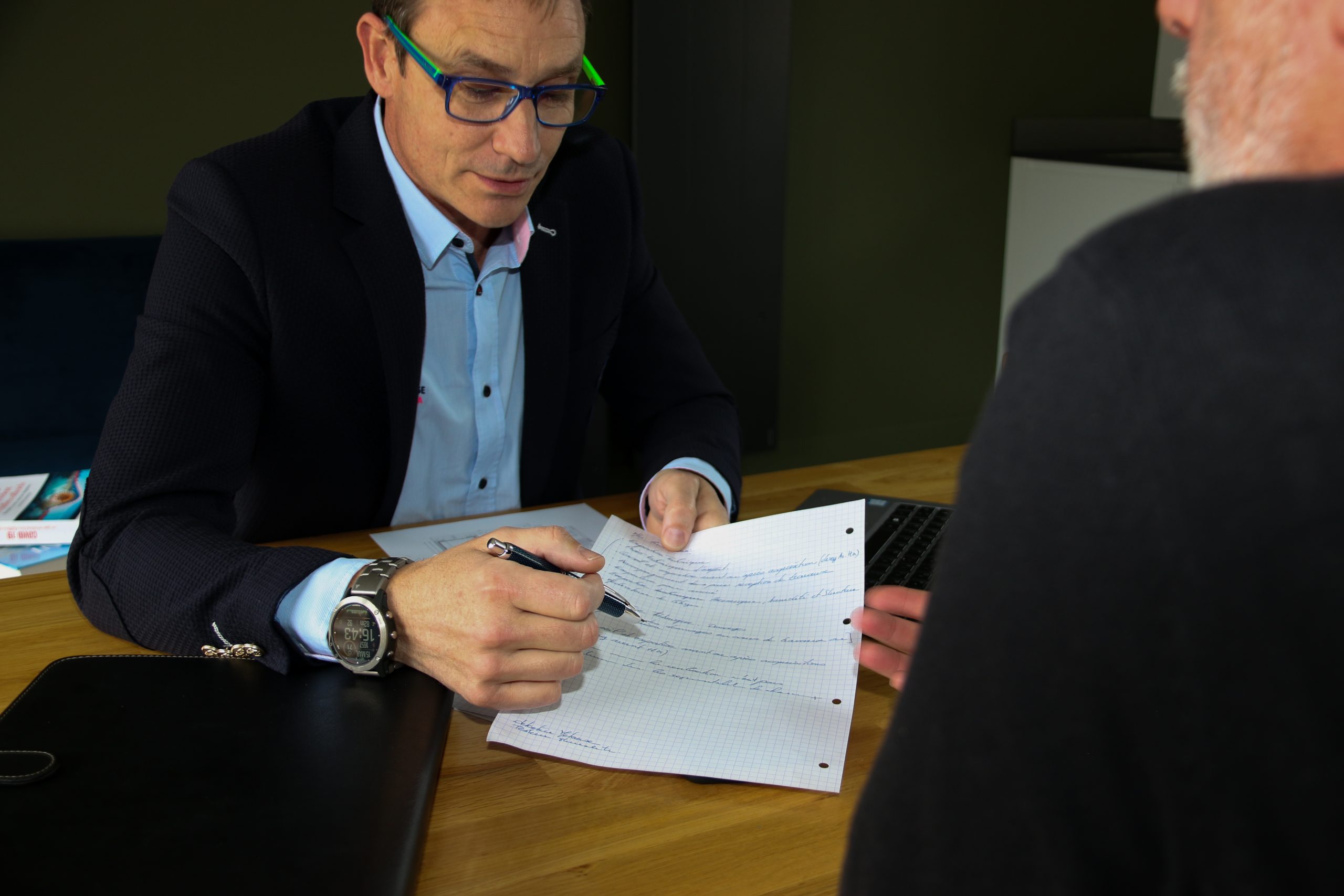 Expert bâtiment qui parle avec un client sur les structures d'un bâtiment.